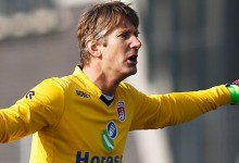 Van der Sar regressa aos 45 anos e defende penalti no VV Noordwijk 1-1 Jodan Boys