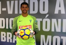 Renan Ribeiro assina pelo Estoril