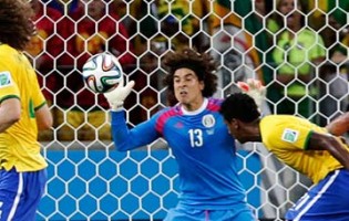 Mundial’2014: Guillermo Ochoa espetacular no último grito sob a linha de golo