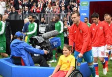 Igor Akinfeev e uma criança em cadeira de rodas provocam a primeira grande imagem do Mundial’2018