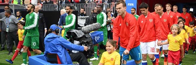 Igor Akinfeev e uma criança em cadeira de rodas provocam a primeira grande imagem do Mundial’2018