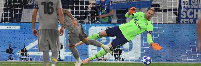 Ralf Fährmann defende penalti no Schalke 04 1-1 FC Porto