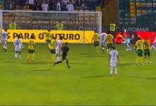André Ferreira atira-se para a bola e consegue fechar a baliza – FC Paços de Ferreira 2-0 FC Famalicão