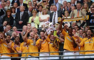 Adam Smith sobe de divisão com o Cambridge United na final de Wembley