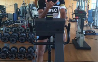 Helton abdica das férias para recuperar da lesão