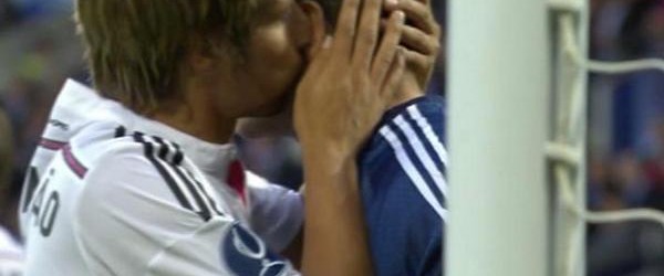 Iker Casillas vence a Supertaça Europeia pelo Real Madrid contra o Sevilla de Beto