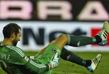 Diego López sofre auto-golo e lesiona-se no lance