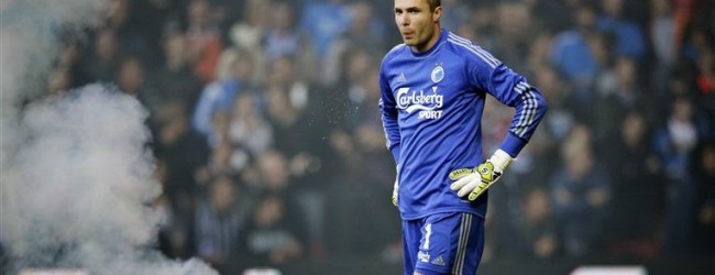 Andersen atingido por isqueiros, canecas e moedas frente a ex-equipa