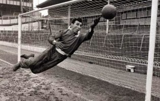 Costa Pereira é o guarda-redes do Onze Histórico das Quinas de Ouro da FPF