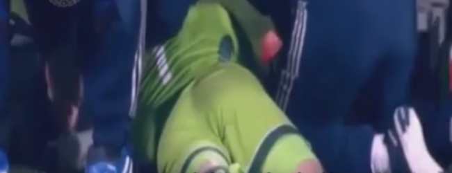 Akinfeev atingido por uma tocha no Montenegro – Rússia – COM VÍDEO