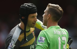 Adrián apoia Petr Cech após erros no Arsenal 0-2 West Ham