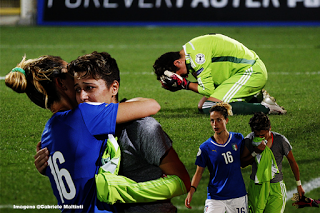 Tamar Nadirashvili confortada por Italiana depois de goleada sofrida pela Geórgia
