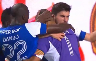 Helton defende penalti no último lance e coloca FC Porto nas meias-finais