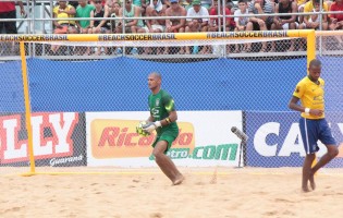 Mão vence Sul-Americano de Futebol de Praia como melhor guarda-redes pelo Brasil