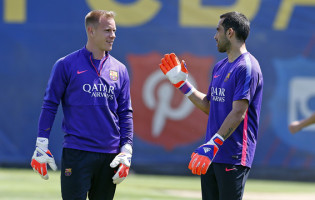 Claudio Bravo felicitou Ter Stegen por exibição contra o Athletic