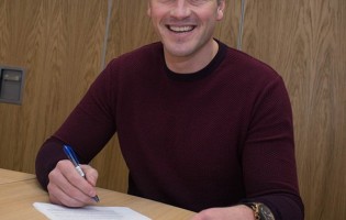 Paul Robinson assina pelo Burnley FC