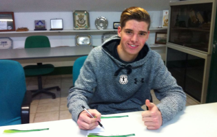 Ryan Collins assina pelo Vitória FC