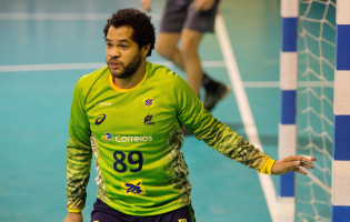 Bombom Almeida vítima de racismo motiva jogo interrompido