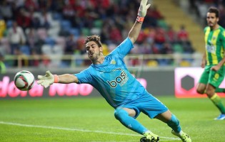 Cláudio Ramos regressa à baliza e defende penalti no Moreirense FC 1-2 CD Tondela