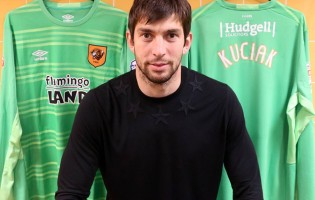Dusan Kuciak assina pelo Hull