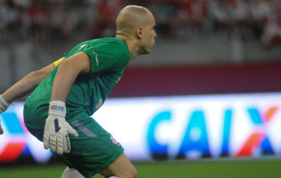 Júlio César defendeu metade dos penaltis e não sofre há três jogos no Náutico