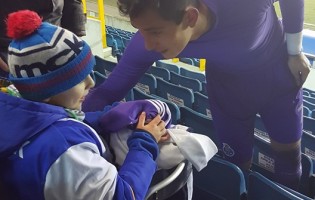 Raúl Gudiño oferece camisola a adepto especial na bancada e noite acaba em revolta