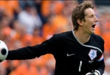 Van der Sar regressa às balizas para defender o VV Noordwijk