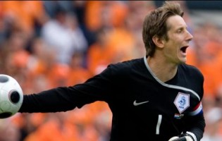 Van der Sar regressa às balizas para defender o VV Noordwijk