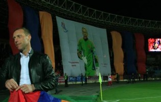 Roman Berezovsky retira-se da seleção Arménia aos 41 anos e recebe um carro