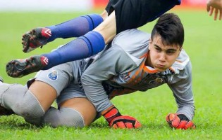 Diogo Costa, aos 16 anos, é chamado aos sub-21 de Portugal