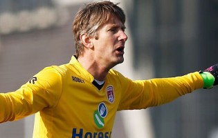 Van der Sar regressa aos 45 anos e defende penalti no VV Noordwijk 1-1 Jodan Boys