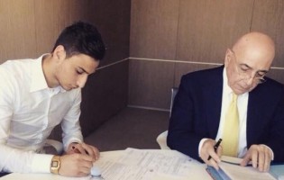 Gianluigi Donnarumma renova pelo AC Milan