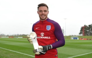 Jack Butland vence prémio de Jogador do Ano Inglês sub-21