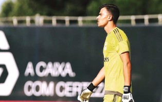 Miguel Santos decisivo após expulsão de colega no SL Benfica B 2-0 SC Farense