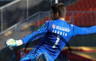 Ricardo Janota defende penalti no Académico de Viseu 0-2 FC Penafiel