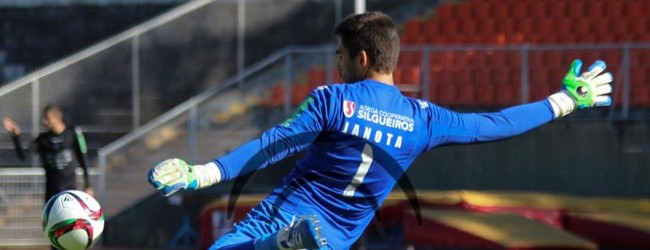 Ricardo Janota defende penalti no Académico de Viseu 0-2 FC Penafiel