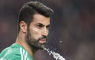 Volkan Demirel foi o único jogador do Fenerbahçe a cumprimentar adversários no final do jogo