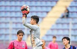 Diogo Costa, aos 16 anos, treina no plantel sénior do FC Porto