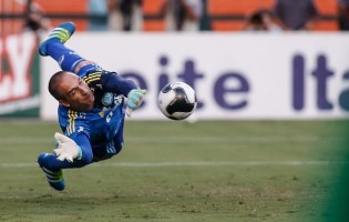 Fernando Prass chega aos dez penaltis defendidos pelo Palmeiras