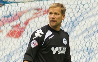 Jussi Jääskeläinen renova pelo Wigan AFC