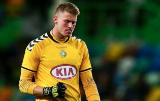 Lukas Raeder: “se um guarda-redes sofre quatro ou cinco golos, mesmo sem culpa, é penalizado e sai da equipa”