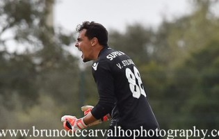 Vladimir Stojkovic defende penalti no Sporting CP B 2-1 SL Benfica B