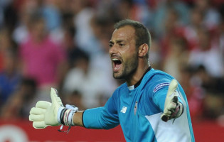 Beto Pimparel regressou à titularidade na baliza do Sevilla FC