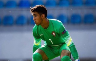 Diogo Costa chega à final do Europeu sub-17 sem golos sofridos