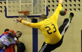 Hugo Figueira em destaque com 13 defesas no SL Benfica 34-32 ABC