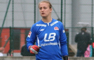 Amy Carr ganhou ao tumor no cérebro para voltar a defender as balizas