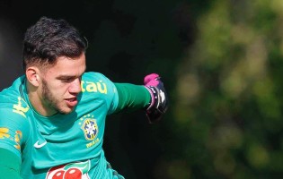 Ederson Moraes distingue trabalho de Hugo Oliveira e Cláudio Taffarel