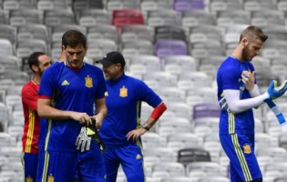 Iker Casillas e David De Gea não sofrem golos pela Espanha há 900 minutos