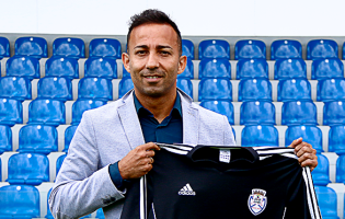 Peçanha assina pelo CD Feirense