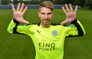 Ron-Robert Zieler assina pelo Leicester City FC
